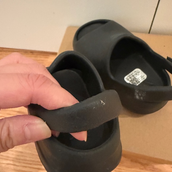 Yeezy Slides - Picture 6 of 9